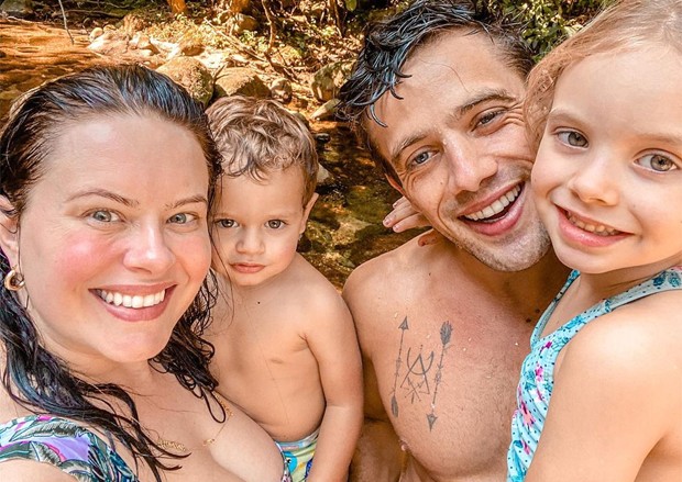 Rafael Cardoso e a família com Mariana Bridi (Foto: Reprodução/Instagram)