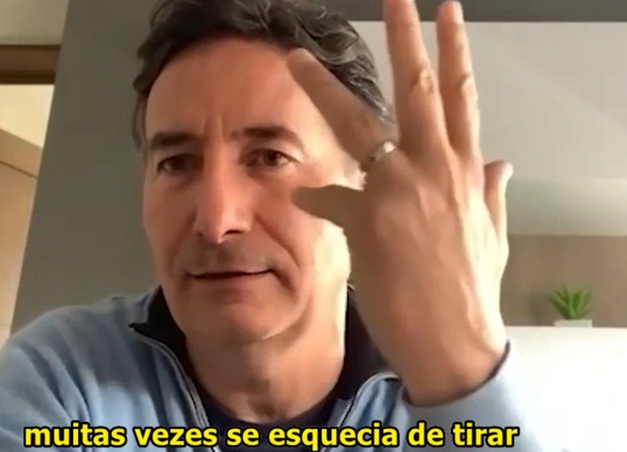 Roberto Gómez Fernández, o filho do Chaves, explicando sobre a aliança do ator Rúben Aguirre (Foto: Reprodução Instagram)