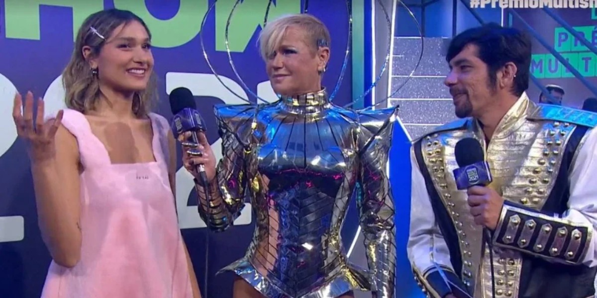 Xuxa, Sasha Meneghel, e o repórter China Ina na entrevista no Prêmio Multishow 2021 - Foto: Reprodução