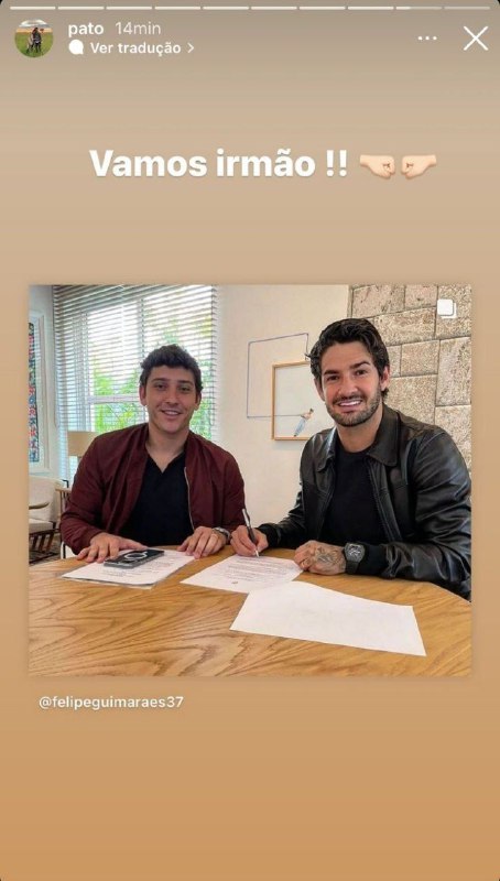 Alexandre Pato surgiu assinando o novo contrato (Foto: Reprodução)