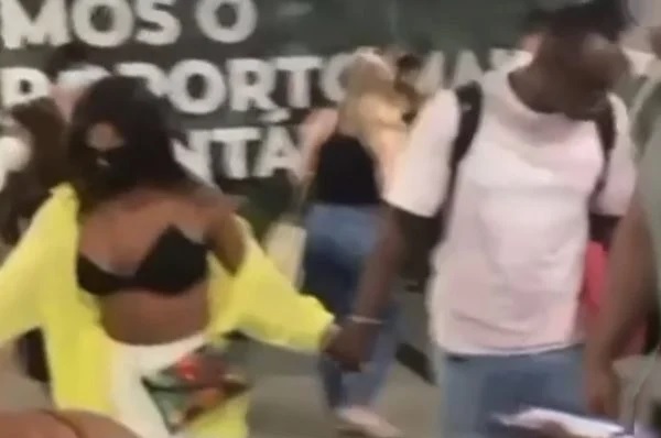 Carol Peixinho ao lado de Thiaguinho em aeroporto (Foto: Reprodução)