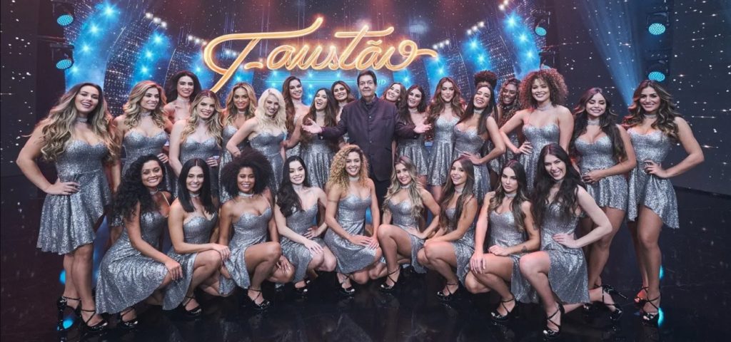 Faustão ao lado de seu balé na Band