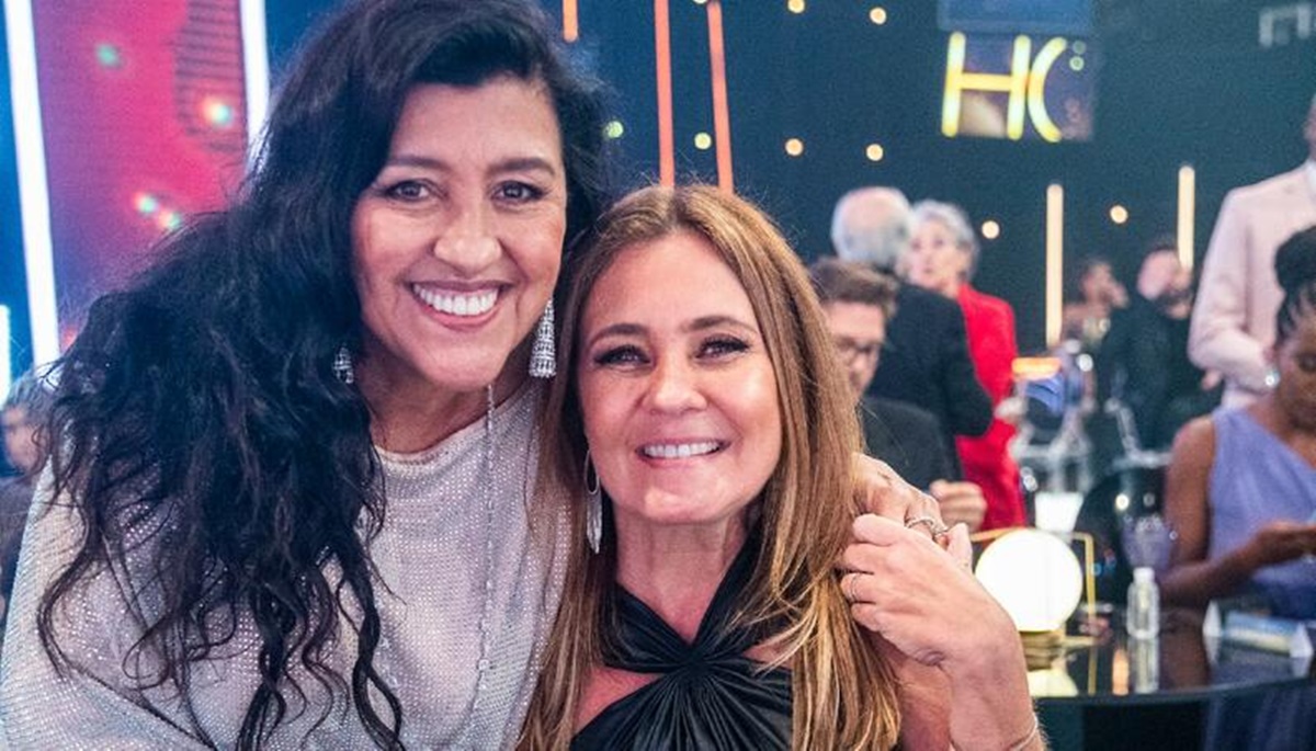 Regina Casé e Adriana Esteves estavam presentes no Melhores do Ano devido "Amor de Mãe" (Foto: Reprodução)