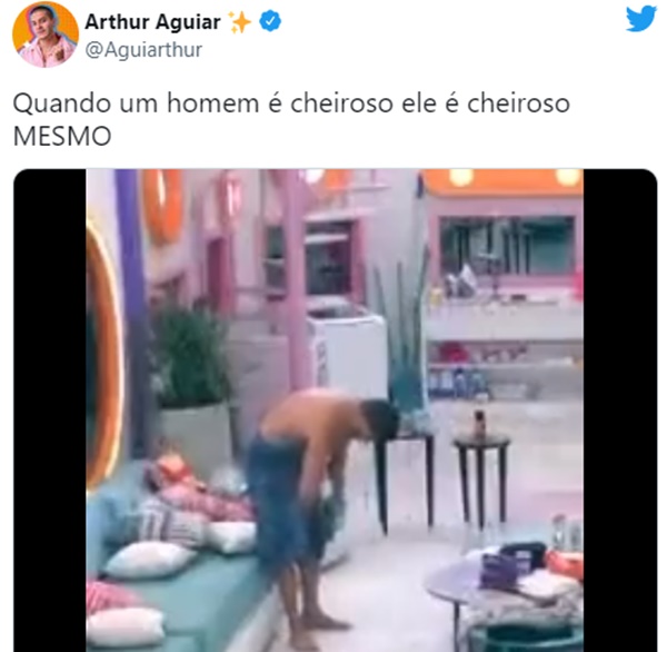 A própria conta no Twitter de Arthur Aguiar fez questão de mostrar o flagra (Reprodução)