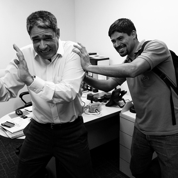 William Bonner e o auxiliar do "Jornal Nacional" Adriano Oliveira (Foto: Reprodução/Instagram)