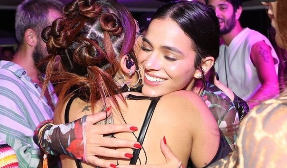 Bruna Marquezine dá abraço caloroso em Anitta (Reprodução/ Twitter)