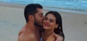 O casal Camila Queiroz e Klebber Toledo curtem clima de romance na praia (Foto: Instagram/ Reprodução)