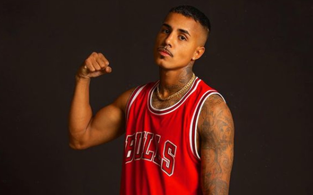 MC Livinho exibe os bíceps fortes nas suas redes sociais (Foto: Reprodução/ Instagram)