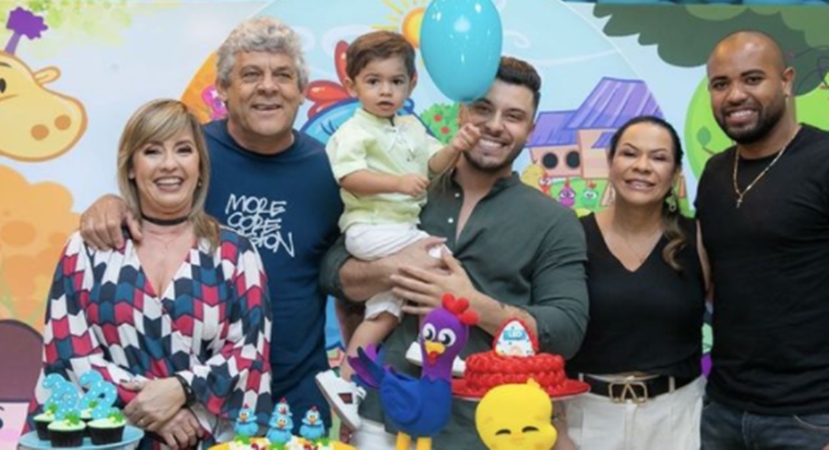 Ruth Moreira, mãe de Marília Mendonça e família com o pequeno Léo (Foto: Reprodução/ Instagram)