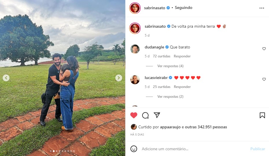 Sabrina Sato posa com a família (Foto: Reprodução)