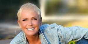 Imagem do post Xuxa é flagrada descalça em concessionária ao lado do marido; ela se prepara para curtir Carnaval fora de época