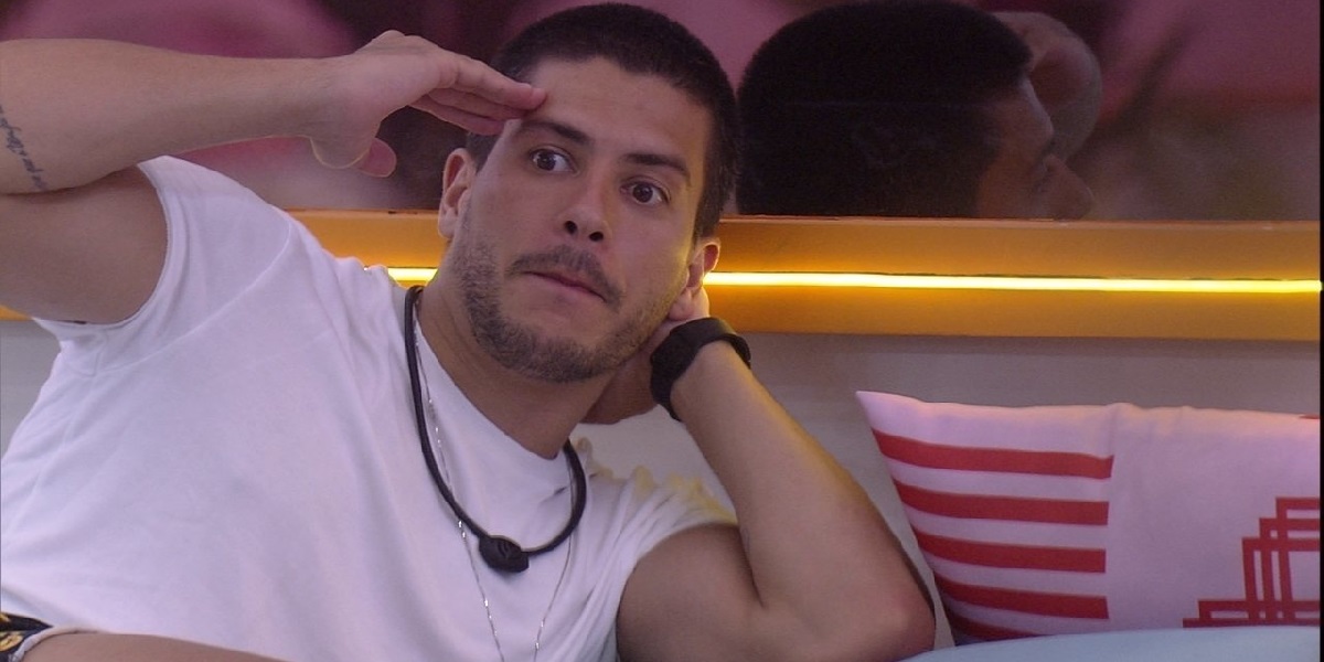 Arthur é alvo de muitas plaquinhas no jogo da discórdia no BBB 22 (Foto: Divulgação)