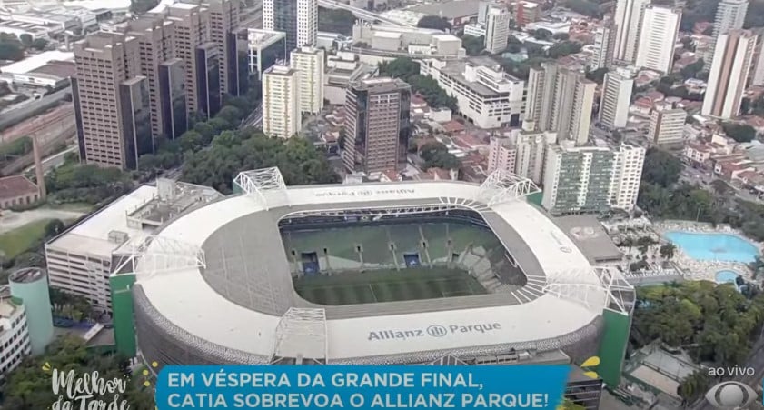 Catia Fonseca sobrevoou o estádio do Palmeiras