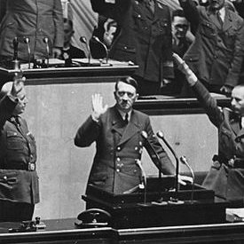 Gesto nazista de Adolf Hitler, semelhante ao de Adrilles Jorge