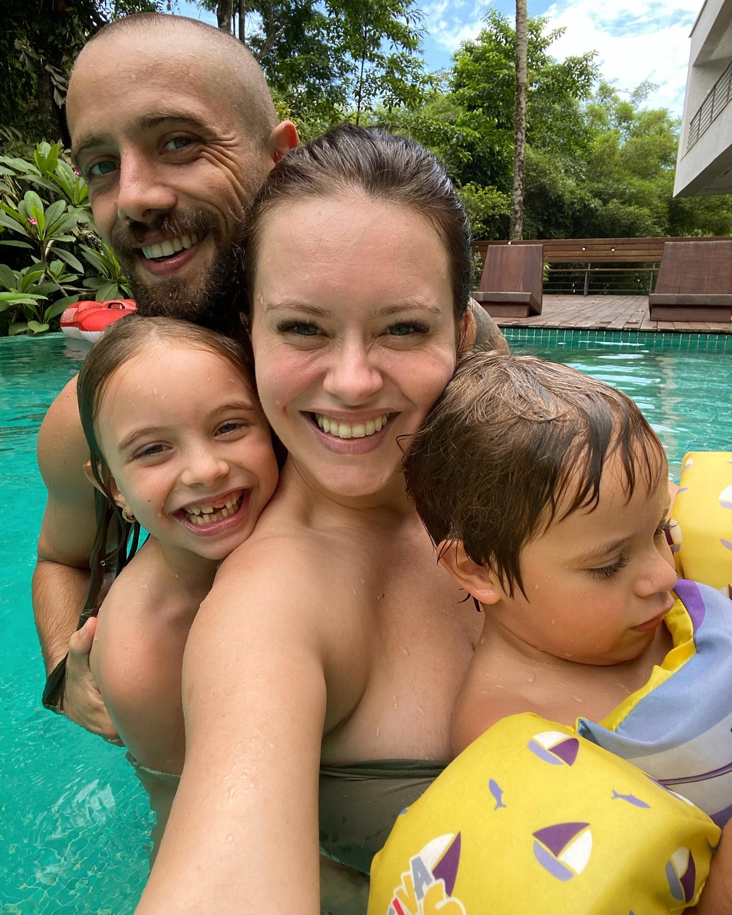 Rafael Cardoso e Mari Bridi com os filhos (Foto: Divulgação/Instagram)