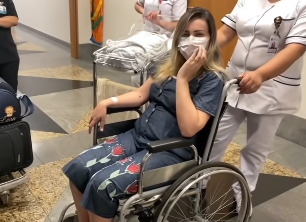 Andressa Urach recebe alta hospitalar e sai em cadeira de rodas (reprodução/youtube)