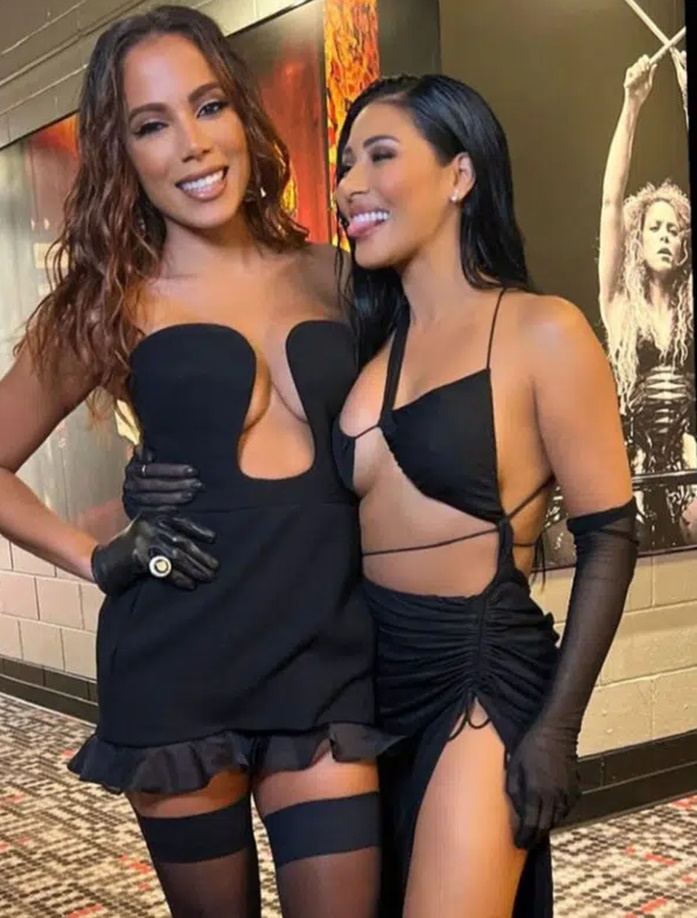 Anitta e Simaria posam juntas e felizes, nos bastidores de premiação em Miami (Reprodução/ Instagram)