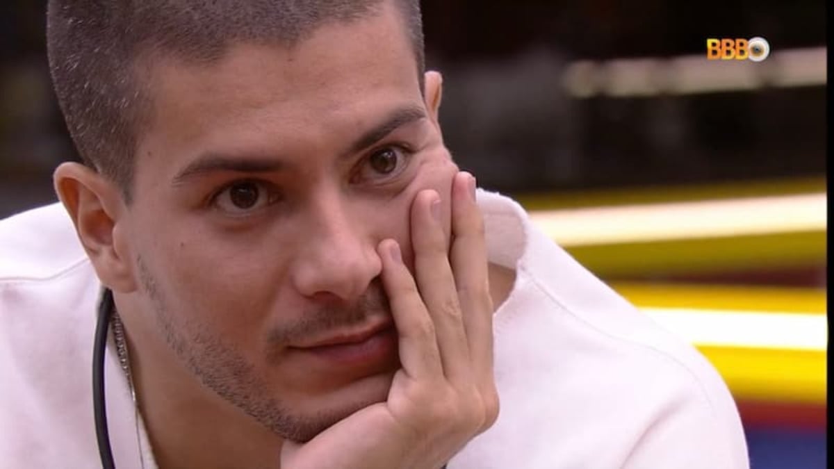 Arthur Aguiar chorou após desistência de Tiago  (Foto: Reprodução / Globoplay)