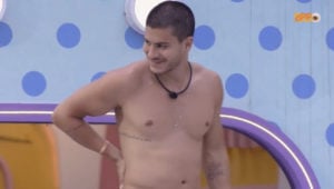 Arthur Aguiar ensina o que é 'chuva de prata' para Jessilane em papo sobre xixi (Foto: Reprodução / Globoplay)