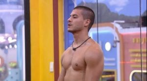 Arthur Aguiar comenta estratégia com brother no BBB 22: 'Jogar eu e você' (Foto: Reprodução / Globoplay)