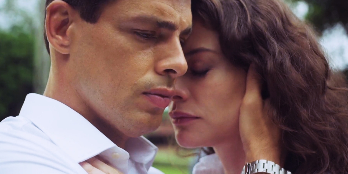 Christian (Cauã Reymond) e Bárbara (Alinne Moraes) juntos na novela Um Lugar ao Sol (Foto: Reprodução/Globo)