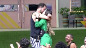 Gustavo se apresenta no BBB22 e ganha selinho de Laís (Foto: Reprodução / Globoplay)