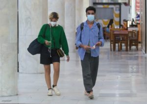 caio blat e a companheira Luisa Arres foram vistos desembarcando no rio depois de passarem o ano novo em Alagoas (Foto: Vitor Clapetta/Agnews) 