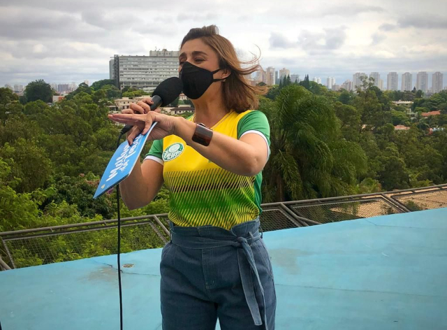 Cátia Fonseca sobrevoa a arena do palmeiras antes da final do mundial (Reprodução: Band)