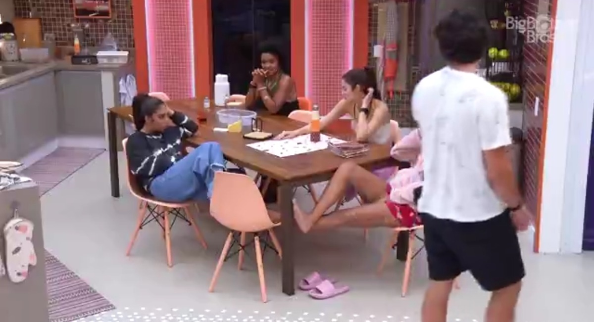 Maria faz uma D.R. com Eliezer que fica na defensiva no BBB22 (Reprodução/ Globoplay)