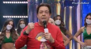 Faustão conta ao público sobre a ligação que recebeu de Tiago Leifert (Reprodução/ Band)