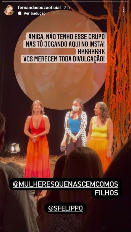 Fernanda Souza foi prestigiar a peça de suas amigas (Foto: Reprodução)