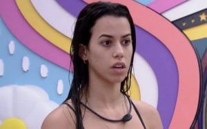 Larissa precisou de atendimento médico após fraturar o dedo enquanto dançava na festa (Foto: Reprodução / Globoplay)