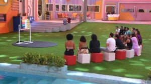 Participantes do BBB22 na casa mais vigiada do Brasil aguardando o inicio da dinâmica (Foto: Reprodução / Globoplay)