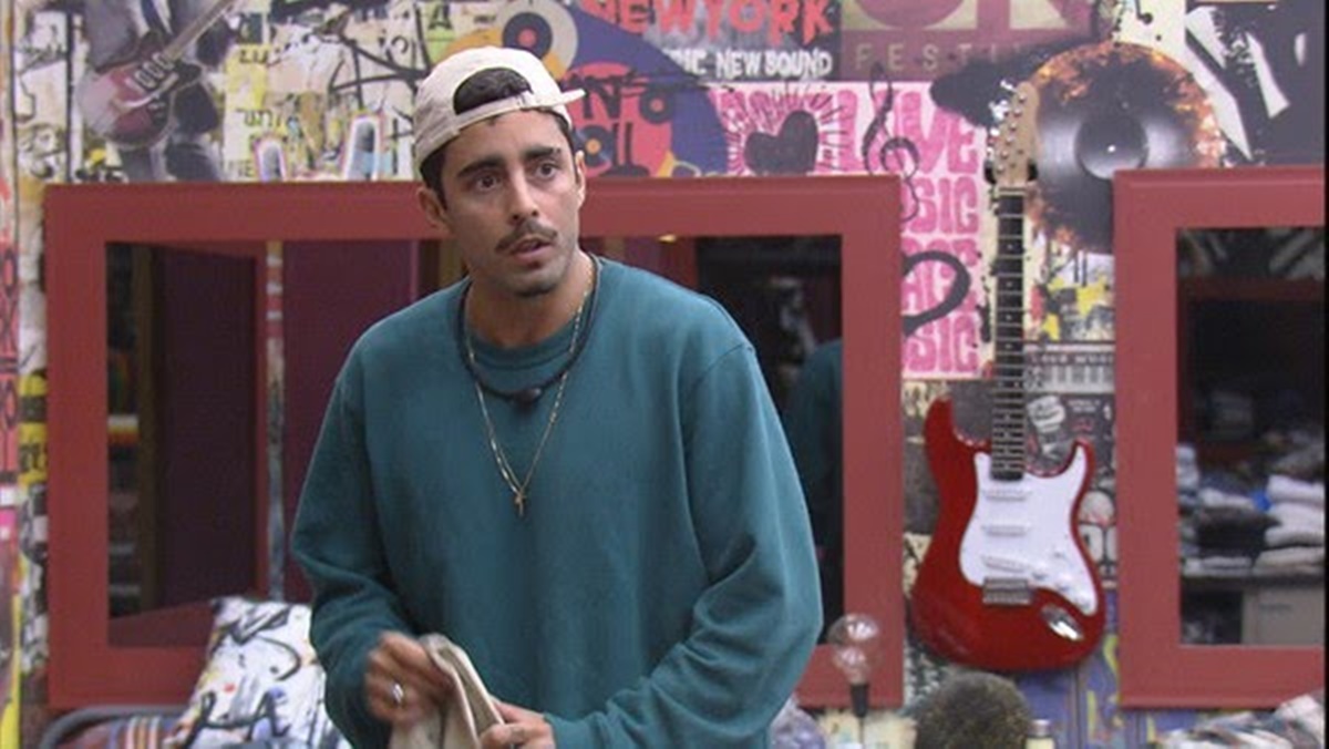 Pedro Scooby no quarto grunge apronta as malas para ir embora do BBB22 (Reprodução/ GShow)