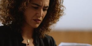 Rose fica em choque com resultado de DNA na novela Quanto Mais Vida Melhor (Foto: Reprodução/Globo)