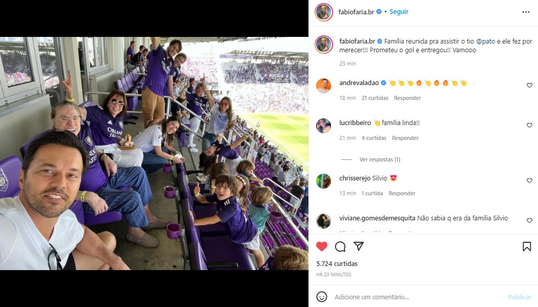 Silvio Santos posou com as filhas, genros, a esposa e netos durante jogo (Foto: Reprodução/ Instagram)