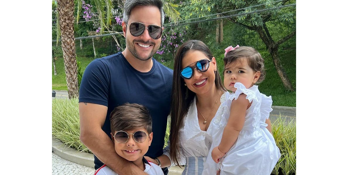 Kaká Diniz declara-se para a esposa, Simone, e família (Foto: Reprodução)