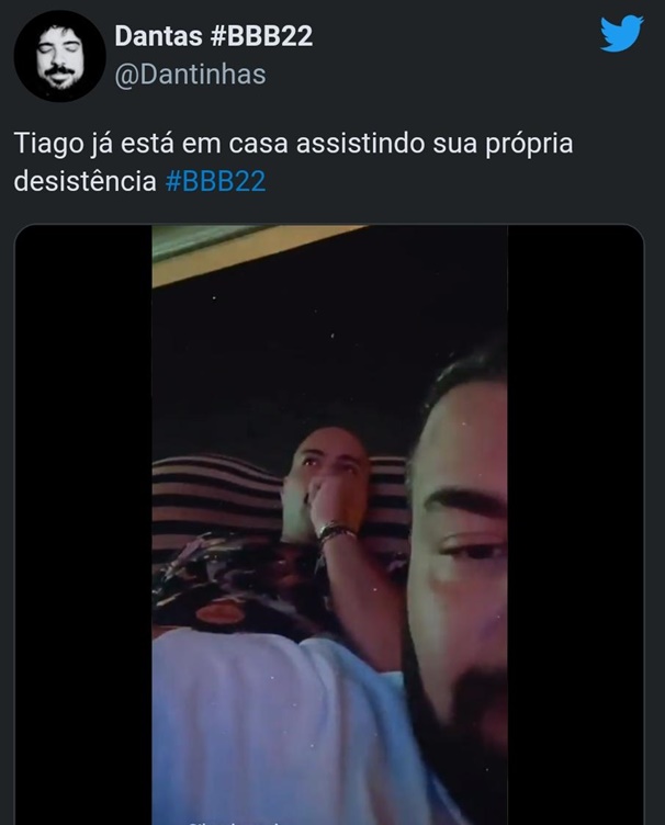 Marido de Tiago Abravanel mostra o ex-BBB chupando o dedo e deitado em casa assistindo ao reality (Reprodução/ Twitter)