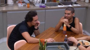 Na cozinha da Xepa do BBB22, sister diz que Vinicius está com ciúme de Eliezer (Foto: Reprodução / Globoplay)