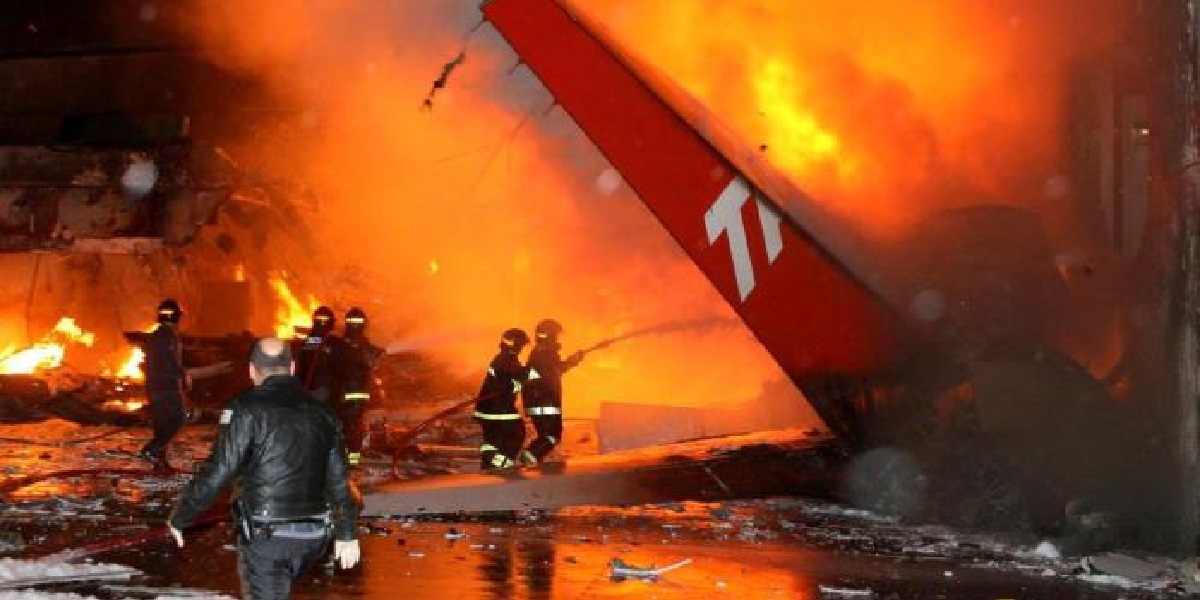 Avião da TAM em chamas (Foto: Divulgação/ Eugenio Goulart)