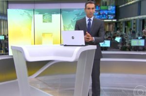 César Tralli durante a abertura do Jornal Hoje- Foto: Reprodução-Globo