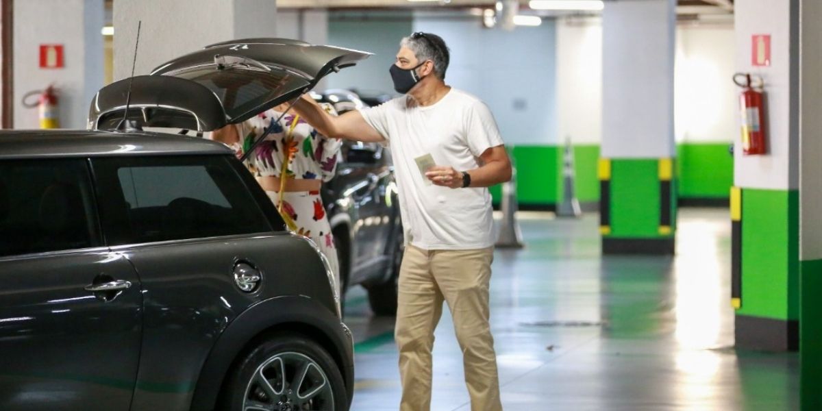 Comandante do "Jornal Nacional" carregando carro (Foto: Victor Chapetta - Agnews) 