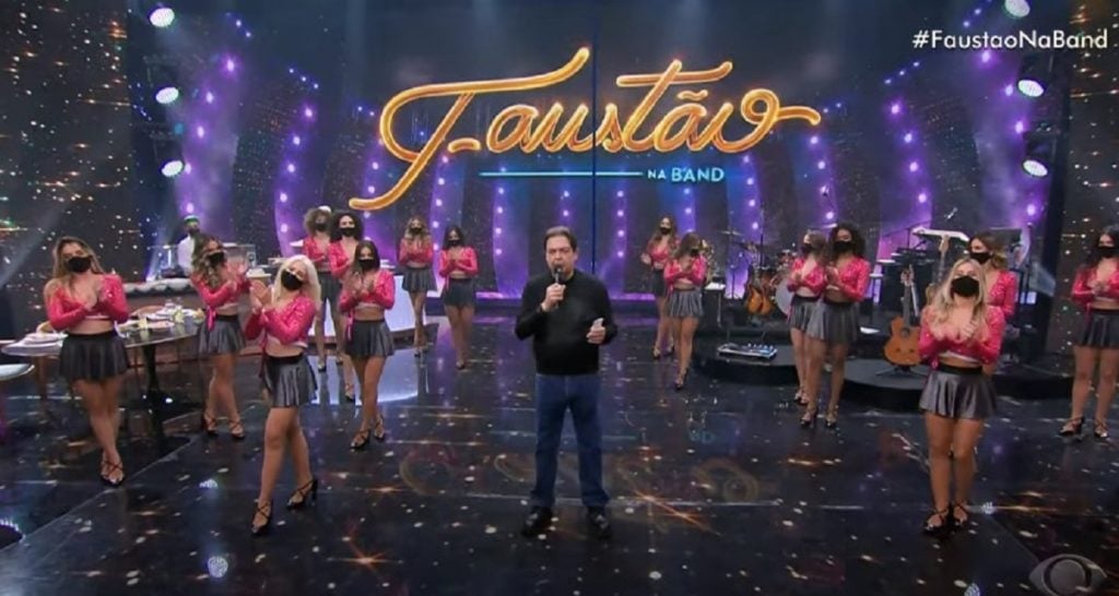 Faustão ao lado de suas bailarinas na Band