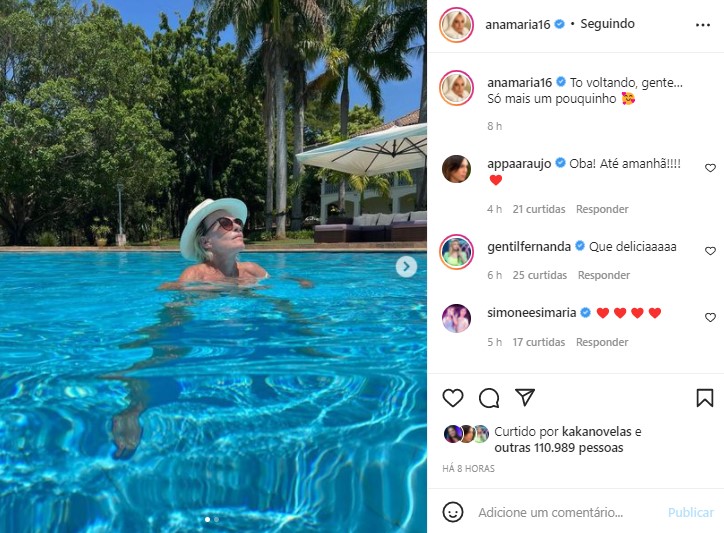 Ana Maria Braga posou tranquilamente na piscina (Foto: Reprodução)