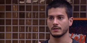 BBB22: Arthur Aguiar bola plano para queimar Linn da Quebrada (Foto: Reprodução)