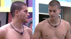 BBB22: Arthur Aguiar acorda 'animado' e se atrapalha ao cobrir as partes íntimas (Foto: Reprodução / Globoplay)