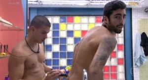 Big Terapia: Paulo Vieira brinca com depilação de Pedro Scooby e Arthur Aguiar no BBB22 (Foto: Reprodução / Globoplay)