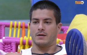 Arthur Aguiar na área externa do BBB22: ator e Jade Picon são rivais desde o início do reality (Foto: Reprodução / Globoplay)