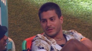 Arthur Aguiar revela que Maíra Cardi sugeriu que o brother entrasse solteiro no BBB22 (Foto: Reprodução / Globoplay)