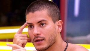 BBB22: Arthur Aguiar avisou que o gesto dos amigos poderia ser perigoso (Foto: Reprodução)